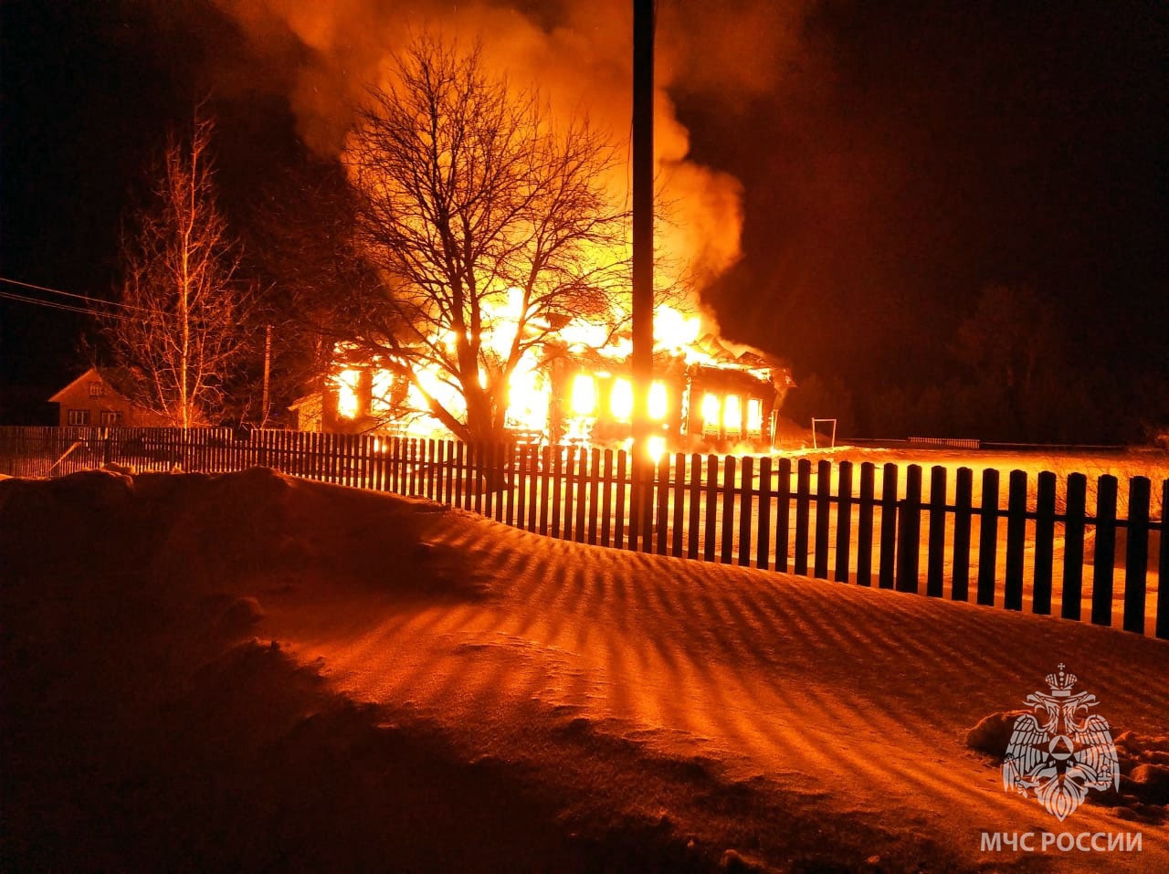 Жилой дом сгорел дотла в крупном пожаре под Кичменгским Городком